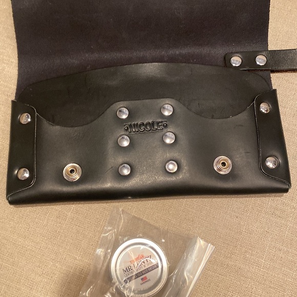 Mr. Lentz Slim Phone Purse in Black Full-Grain Leather with added Wristlet strap - Picture 6 of 9